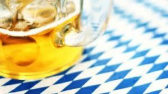 Weizengläser, Bierstiefel und Seidel Bayernfest Oktoberparty